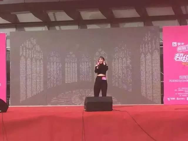 這pose一看就是在飆高音，猜猜看她唱的是哪首歌？