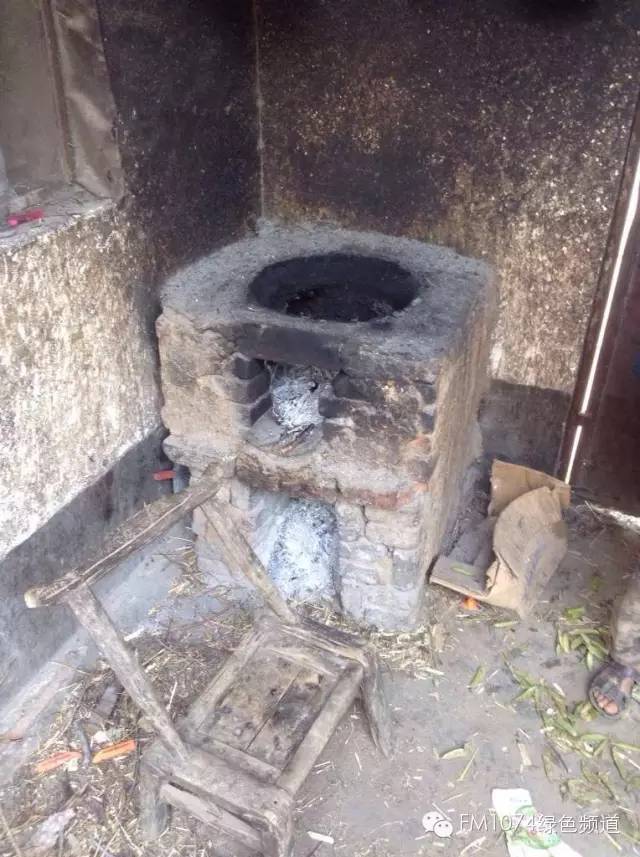 走訪另一個(gè)貧困家庭，進(jìn)去之后才知道什么是真正的一貧如洗、家徒四壁。