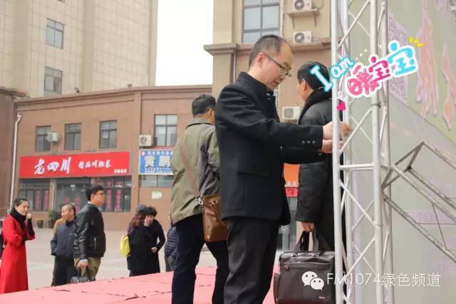 寒江副總監(jiān)親力親為，事無巨細(xì)。偶像真是暖暖惹人愛呢！