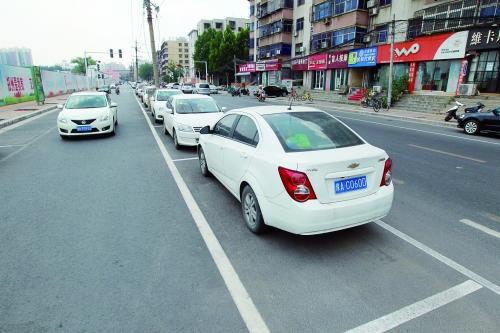 鄭州首創(chuàng)“內(nèi)嵌式”停車位長(zhǎng)啥樣？ 市民直呼沒(méi)見(jiàn)過(guò)