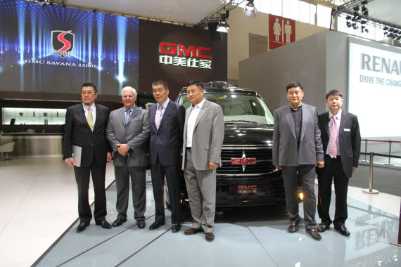 北京國(guó)際車展上，全新GMC S系列頂級(jí)商務(wù)車在亞太區(qū)首發(fā)。圖為企業(yè)領(lǐng)導(dǎo)與新車合影。