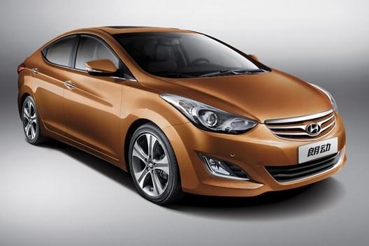 　　北京現(xiàn)代朗動分別搭載1.6L和1.8L兩種發(fā)動機，共7款車型。“流體雕塑”設計理念持身的朗動看上