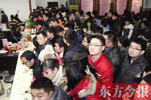 昨日上午，鄭州市金水區(qū)民政局婚姻登記處，領(lǐng)證的新人擠滿了辦證大廳