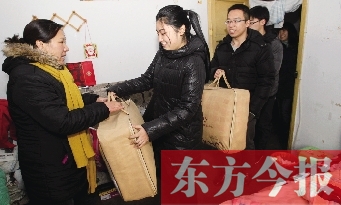 昨天下午，多位東方今報(bào)愛(ài)心讀者前往鄭州市困難戶(hù)家中贈(zèng)送棉被