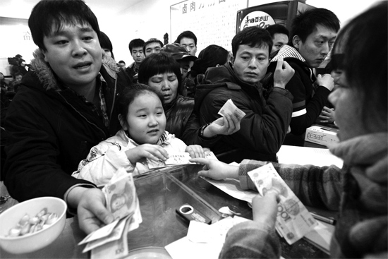 1月30日，李剛小面館收銀臺前，更多的市民大量買走“面卡”帶回家去