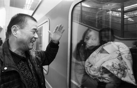 車要開(kāi)了，史振星揮手向女兒懷中的外孫告別。女兒帶著剛剛出生43天的孩子，要到千里之外湖南的婆婆家過(guò)新