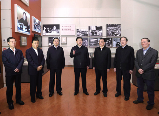 年11月29日，新一屆中共中央政治局常委到國家博物館參觀《復(fù)興之路》展覽時