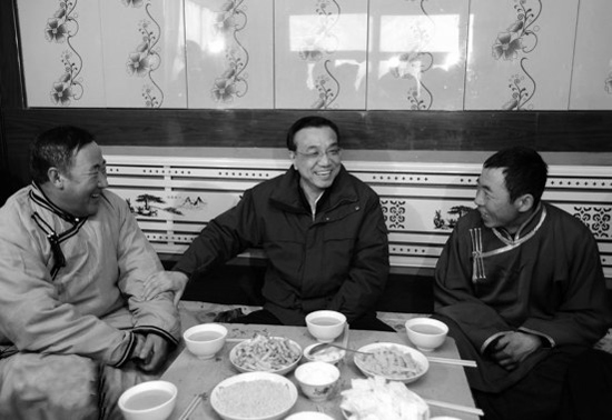 今年2月4日，李克強來到內(nèi)蒙古興安視察，與村民們拉家常