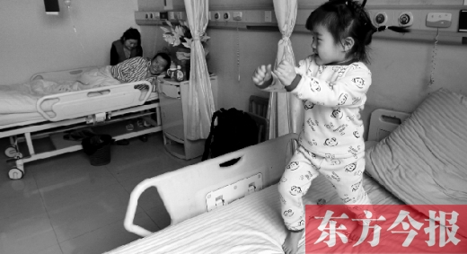 2月7日，春節(jié)前的第3天，雖然傷口很是疼痛，但3歲女兒可愛的“騎馬舞”是李剛最好的“止痛藥”