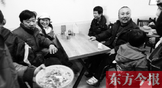 1月26日，坐著輪椅的袁海軍再次出現(xiàn)在李剛的面館，這次和他同來(lái)的是他的3位殘疾人朋友