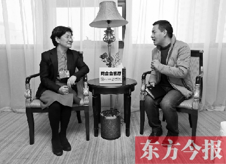 全國(guó)人大代表、省文化廳廳長(zhǎng)楊麗萍（左）在接受“兩會(huì)會(huì)客廳”采訪