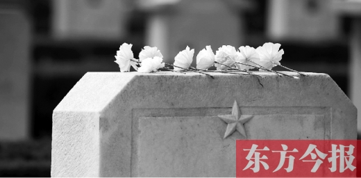清明假期里，各界人士來(lái)到鄭州烈士陵園，緬懷先烈。一座無(wú)名烈士的墓碑上，擺放著人們帶來(lái)的白花