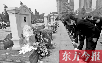 清明節(jié)，鄭州烈士陵園。學(xué)生在吉鴻昌烈士墓前鞠躬致禮