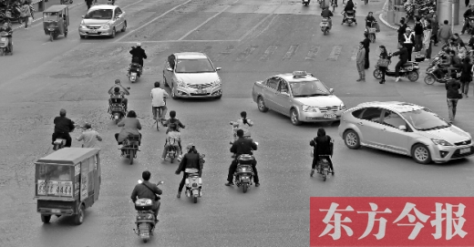 四月九日，鄭州市黃河路與經(jīng)八路交叉口，“中國式過馬路”現(xiàn)象仍很常見