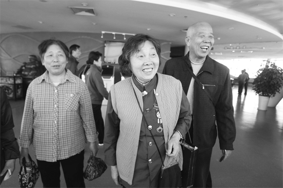 昨日，“尋訪百名共和國勞模”活動選出的百位勞模免費(fèi)游覽中原福塔