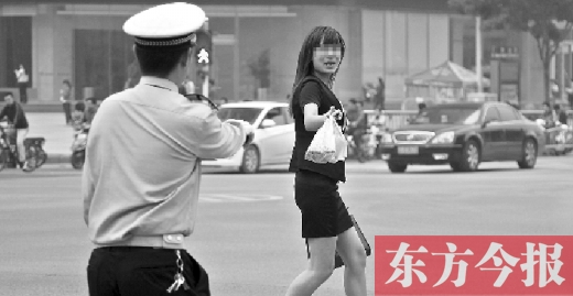 一名女子闖紅燈，并且躲避交警的處罰