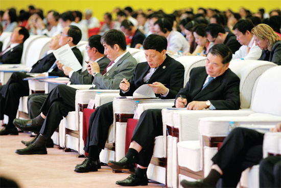 在推介會(huì)上，省長(zhǎng)謝伏瞻（前排右二）在認(rèn)真記錄嘉賓的發(fā)言