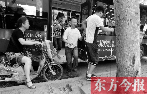 每到下車時(shí)，宋鵬（右一）和胡興開（右二）都很艱難，好在周圍的市民都挺照顧的