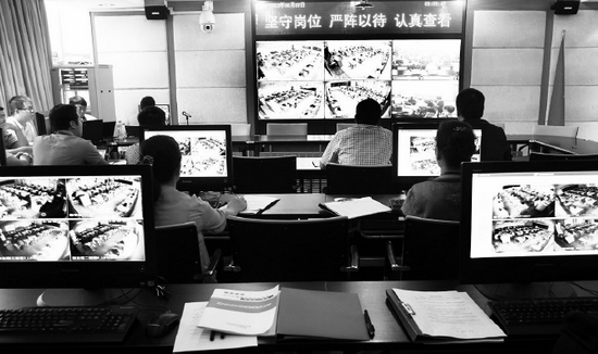 2013年高考首日，鄭州市國家考試考務(wù)指揮中心內(nèi)，工作人員通過監(jiān)控器遠(yuǎn)程監(jiān)考