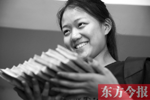 昨天，大一女生周文靜把10萬元現(xiàn)金還給了失主