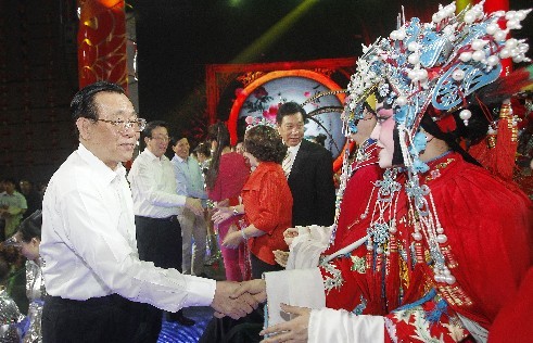 頒獎(jiǎng)晚會(huì)結(jié)束后，王剛（左一）、郭庚茂（左二）、謝伏瞻（左三）上臺(tái)和演職人員握手
