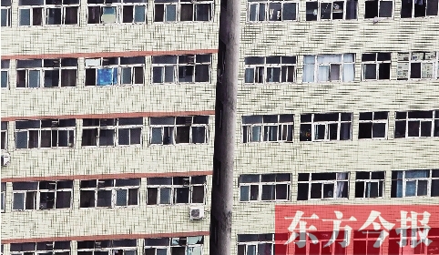 鄭州市城中村眾多類似這樣火柴盒式的房間，成了大中專畢業(yè)生們暫時(shí)安放青春和夢想的地方