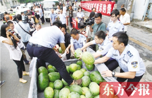 過秤開始，鄭州管城區(qū)城市管理執(zhí)法局等五局委共買了96500斤西瓜