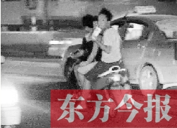 盡管剛剛發(fā)生摩托車車禍，現(xiàn)場很快又現(xiàn)載人摩托車疾馳