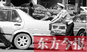 一輛車壞在了路中間，執(zhí)勤交警幫推車