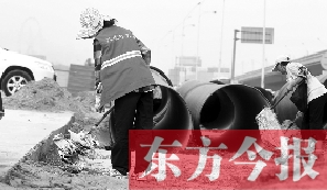 鄭州市鄭東新區(qū)，烈日下工作的環(huán)衛(wèi)工