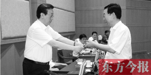 省人大常委會(huì)主任郭庚茂向有關(guān)被任命人員頒發(fā)了任命書。圖為新任省發(fā)改委主任孫廷喜在接受任命書