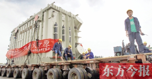 天降大雨，加大了行走的難度，工人們用支桿頂起沿途的電纜