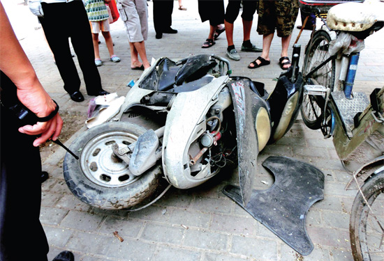8月3日，棉紡路與六廠前街交叉口附近一輛水泥罐車突然爆胎，路邊一輛電動(dòng)車被沖擊波震翻報(bào)廢