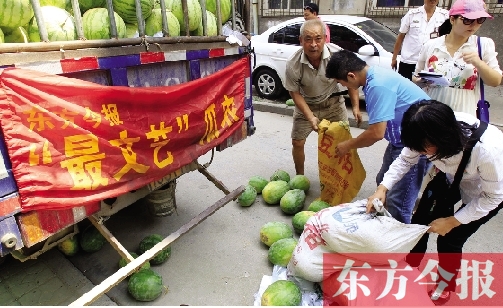 昨日，得知“最文藝瓜農(nóng)”祁老漢（左一）被困，市民紛紛購愛心瓜