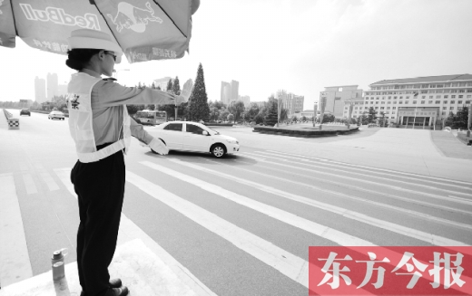 昨日，駐馬店市開源大道，女交警冒高溫指揮交通