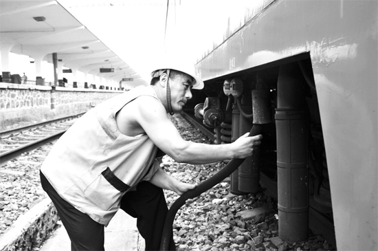 昨日，商丘火車站給水員在烈日下工作