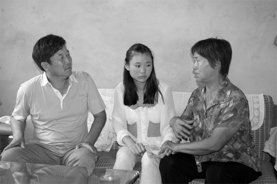 “商丘最美女兒”李丹（中）捐骨髓救母，愛心人士（左）送來1萬元愛心款