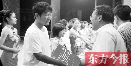 8月25日，河南電視臺8號演播廳，寒門學(xué)子每人拿到了5000元助學(xué)金