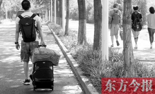 滿載著家人的希望，沿著學(xué)校的路標(biāo)，鄭州大學(xué)新生入學(xué)了，一位新生自己帶著行李來(lái)報(bào)到