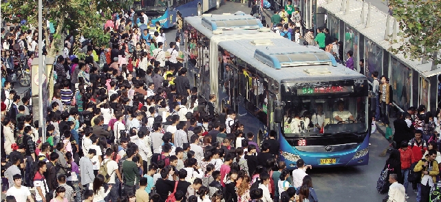 鄭州火車站，等候公交車的人們 東方今報記者 劉棟杰圖