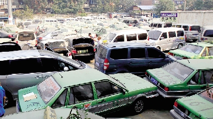 國(guó)慶期間，鄭州市客運(yùn)管理處查處的大批非法營(yíng)運(yùn)車輛