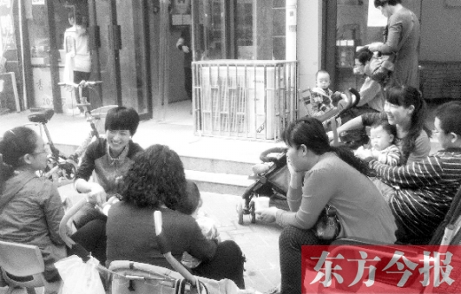鄭州未來(lái)路附近的一家小兒推拿店，等待為孩子做推拿的家長(zhǎng)在門(mén)口排起了隊(duì)
