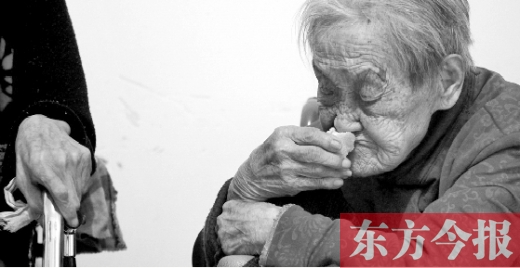 在鄭州惠濟(jì)區(qū)紅樹林老年療養(yǎng)院內(nèi)，一位老人在吃蛋糕