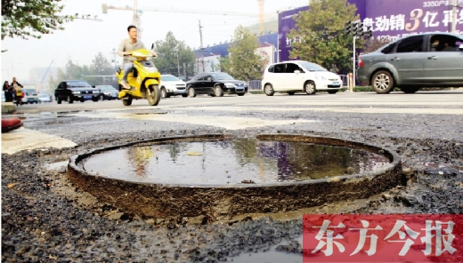 鄭州市航海路與興華南街交叉口當(dāng)中，一處突出地面的窨井口隨時(shí)“伏擊”著粗心的路人