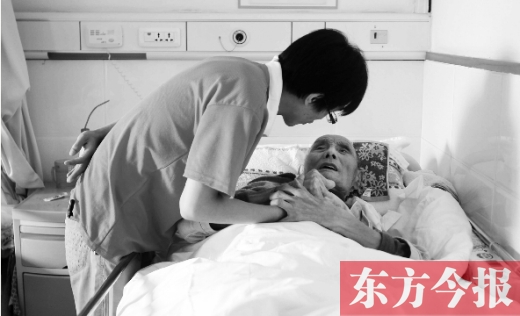 10月11日，鄭州愛馨養(yǎng)老集團。護工對老人無微不至地關(guān)懷照顧
