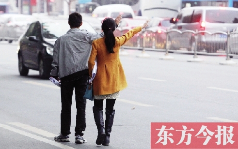 昨日下午5時30分，鄭州市花園路口公交站，一對青年正焦急等車