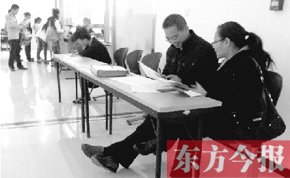 　　10月16日，鄭州市社保中心辦事大廳，新增的桌椅方便了前來辦理手續(xù)的市民