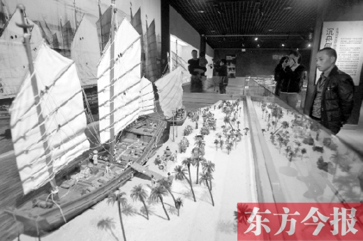 10月19日，大海的方向——西沙華光礁一號(hào)沉船寶藏展在省博物院舉行。圖為一位市民在觀看當(dāng)時(shí)（宋朝）工