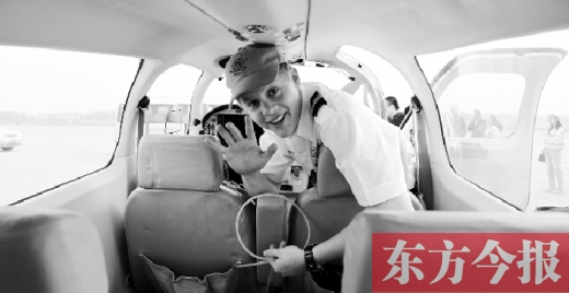 “歡呼”降落鄭州國(guó)際機(jī)場(chǎng)，杰克透過(guò)舷窗向人們打招呼
