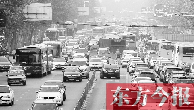 昨日下午4點(diǎn)，在花園路與黃河路口附近，車堵成了“一鍋粥”